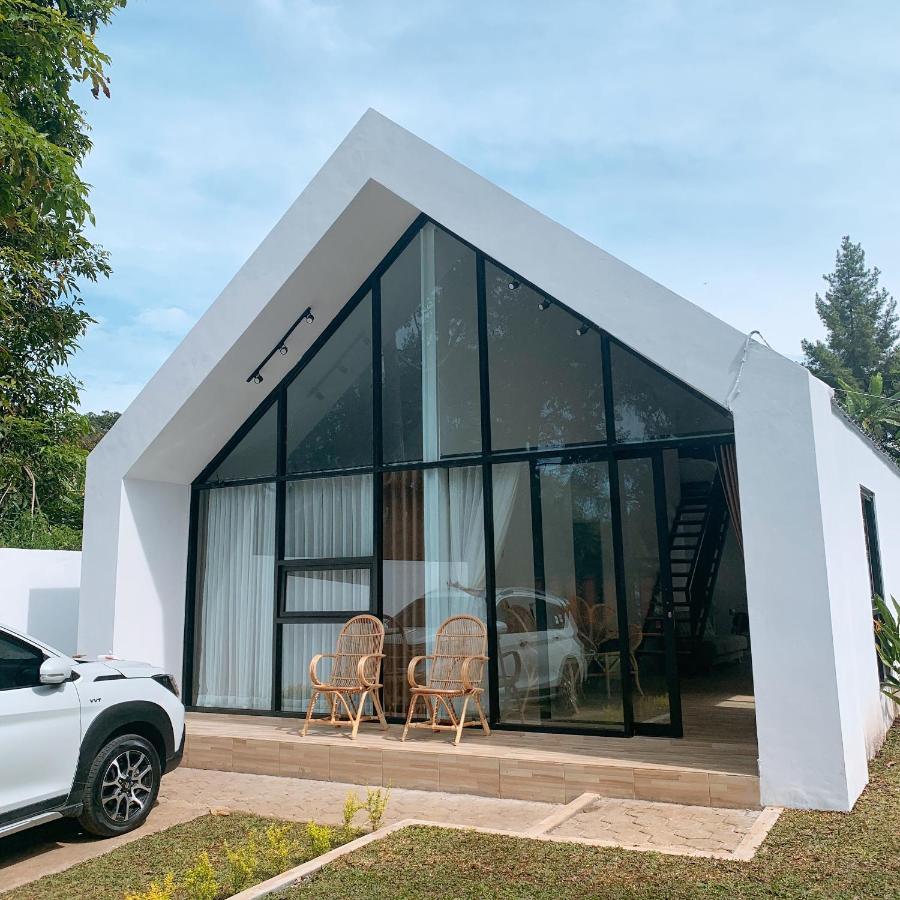 Casa De Gaudi Lembang Villa Екстериор снимка