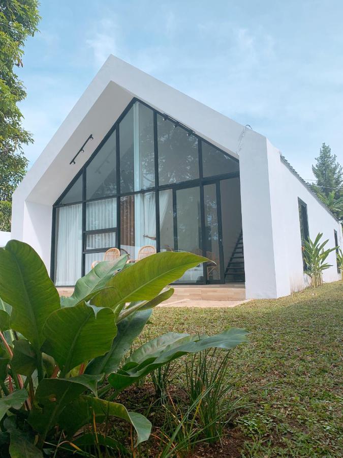 Casa De Gaudi Lembang Villa Екстериор снимка