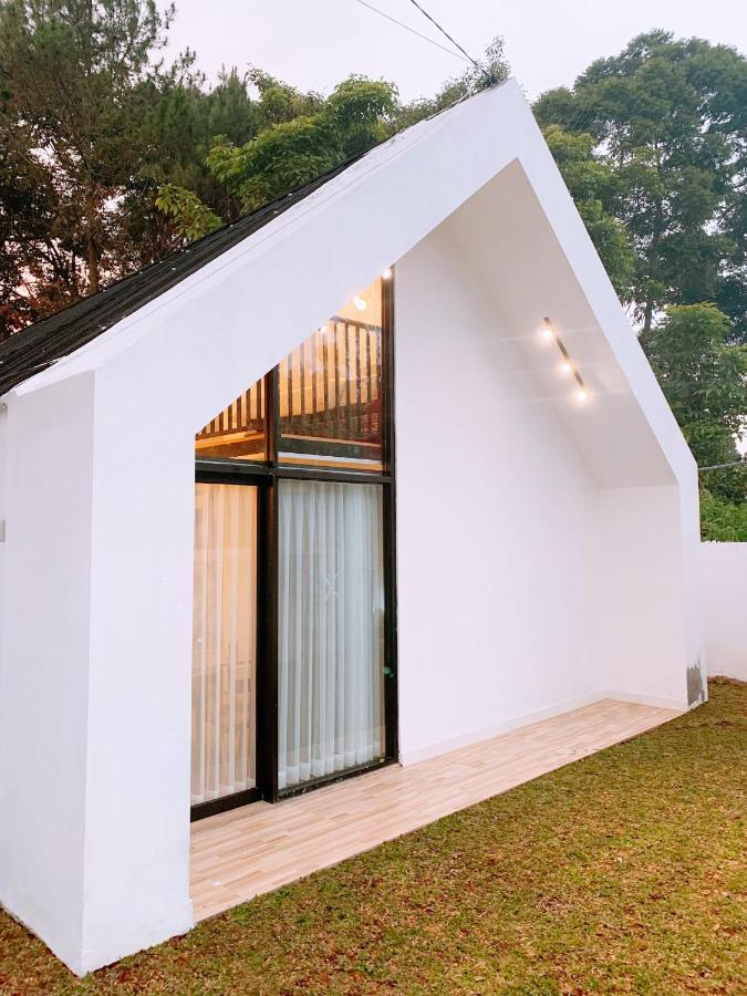 Casa De Gaudi Lembang Villa Екстериор снимка