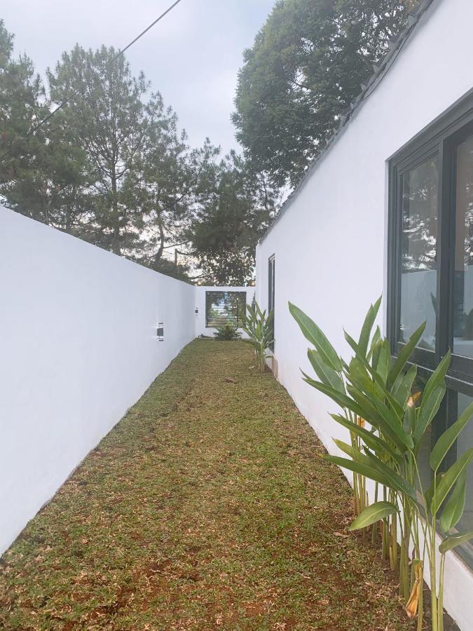 Casa De Gaudi Lembang Villa Екстериор снимка